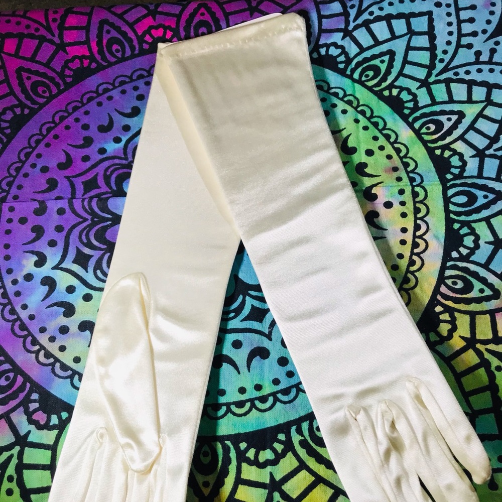 Cream Vintage Satin Gloves - Picture 8 of 9